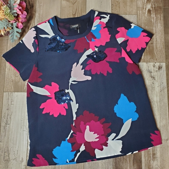 DKNY Womens Navy Printed Short Sleeve Jewel Neck Top Size Medium NWOT - Picture 13 of 16